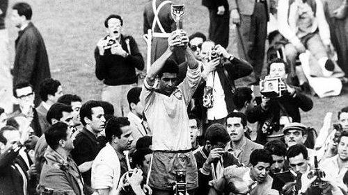 1962 World Cup champion The Brazilian team with captain Mauro Ramos holding the Jules Rimet trophy 1962 FIFA World Cup, Chile