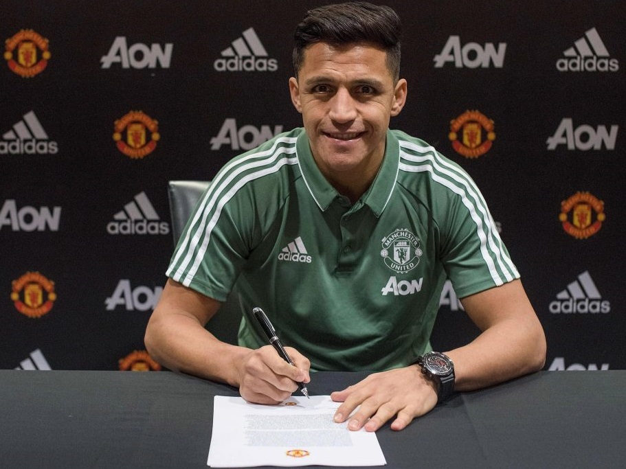 Alexis Sanchez officially signs for Manchester United