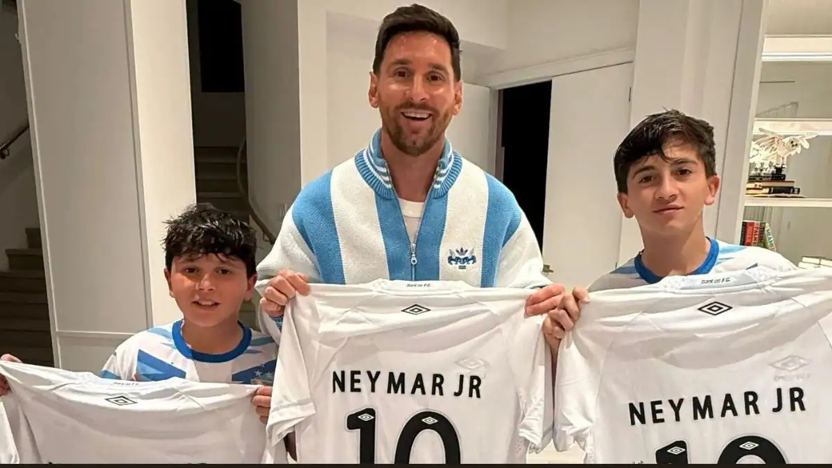 Lionel Messi & Sons Receive Heartwarming Signed Jerseys from Neymar – "From the Prince to the Genius!" 1 Neymar Gifts Lionel Messi & Sons Personalized Signed Santos Jerseys